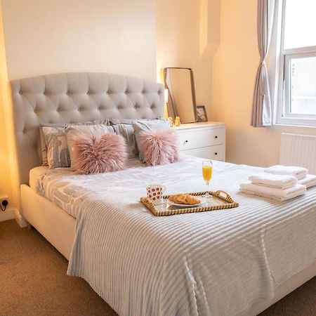 4 Bedroom Flat With High Speed Wi-Fi In North Acton, Ealing, West Londen Buitenkant foto