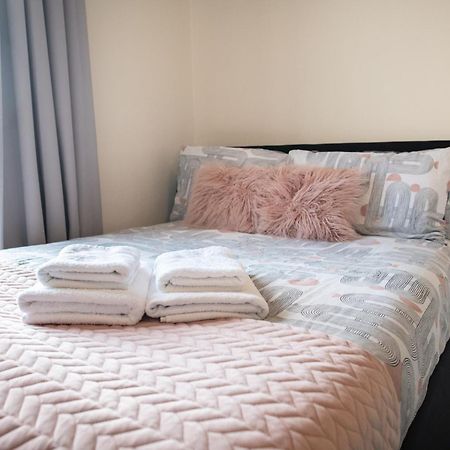 4 Bedroom Flat With High Speed Wi-Fi In North Acton, Ealing, West Londen Buitenkant foto
