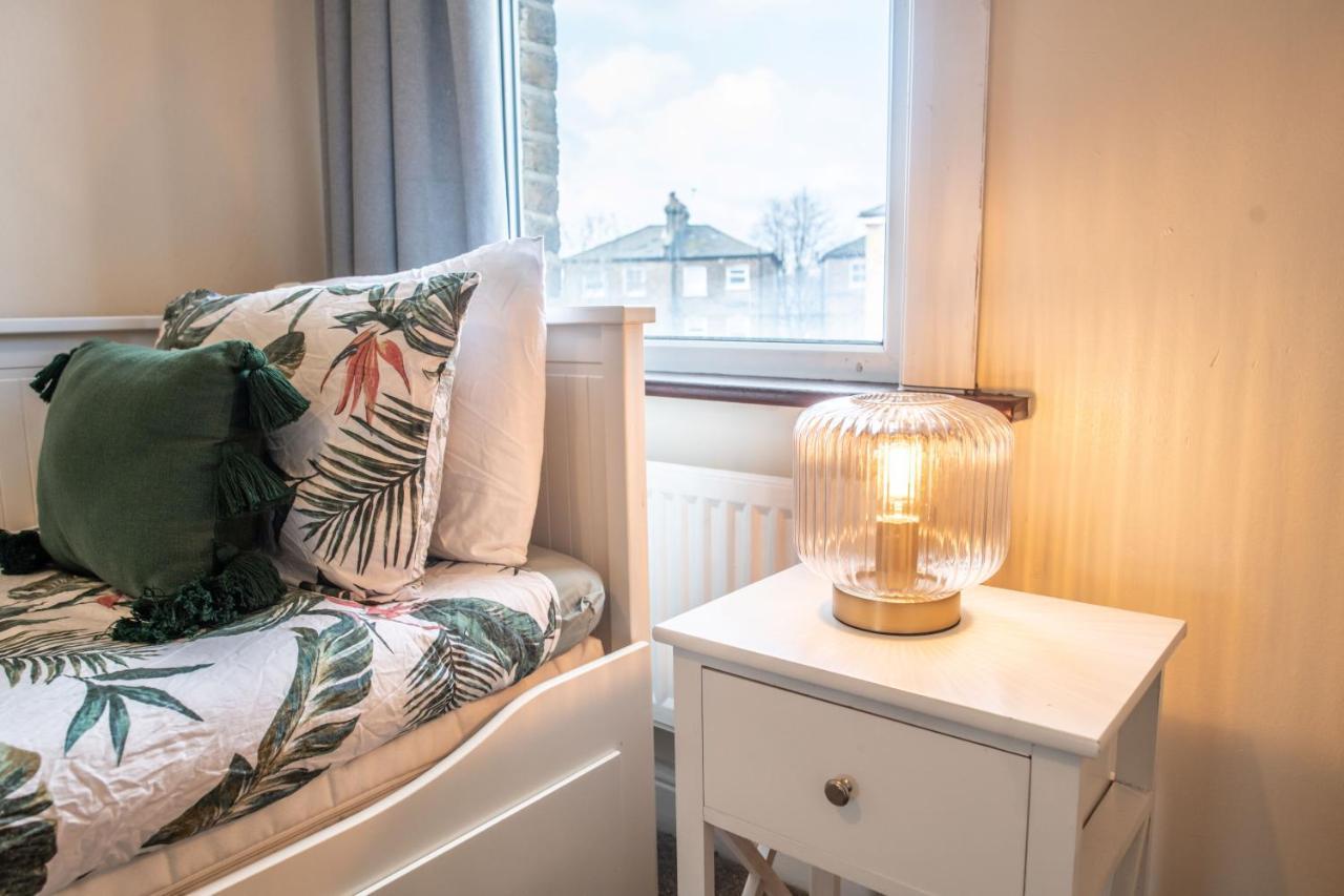 4 Bedroom Flat With High Speed Wi-Fi In North Acton, Ealing, West Londen Buitenkant foto