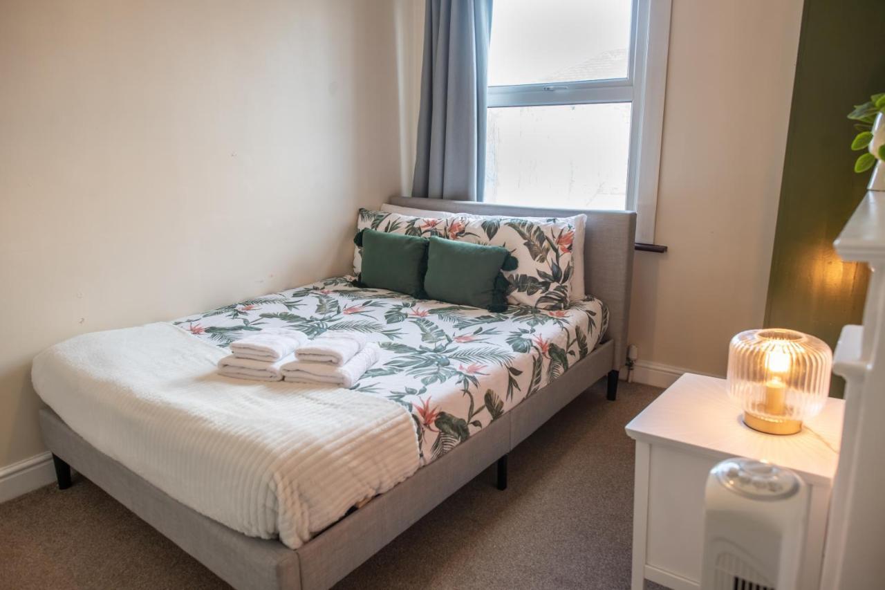 4 Bedroom Flat With High Speed Wi-Fi In North Acton, Ealing, West Londen Buitenkant foto