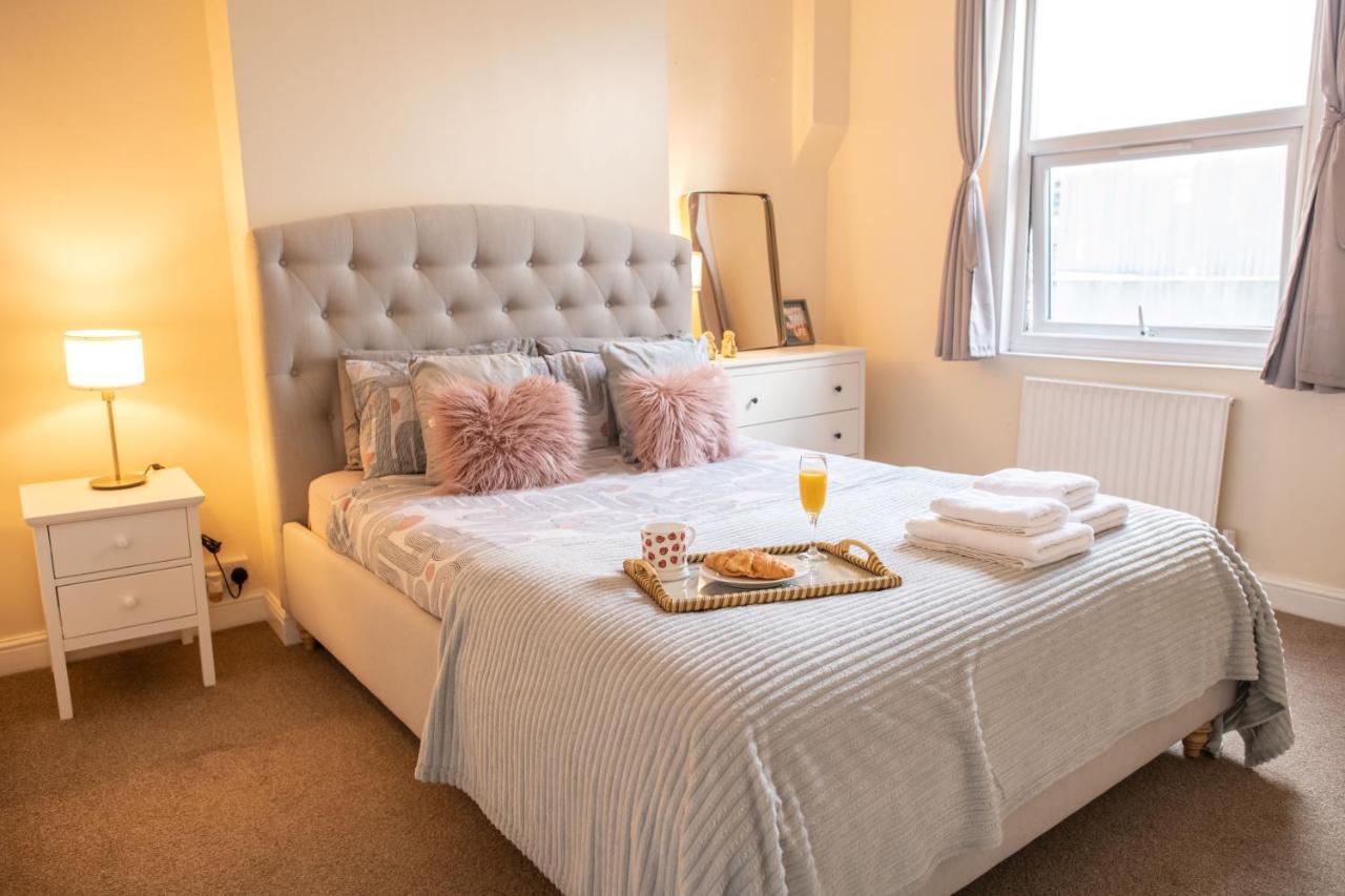 4 Bedroom Flat With High Speed Wi-Fi In North Acton, Ealing, West Londen Buitenkant foto