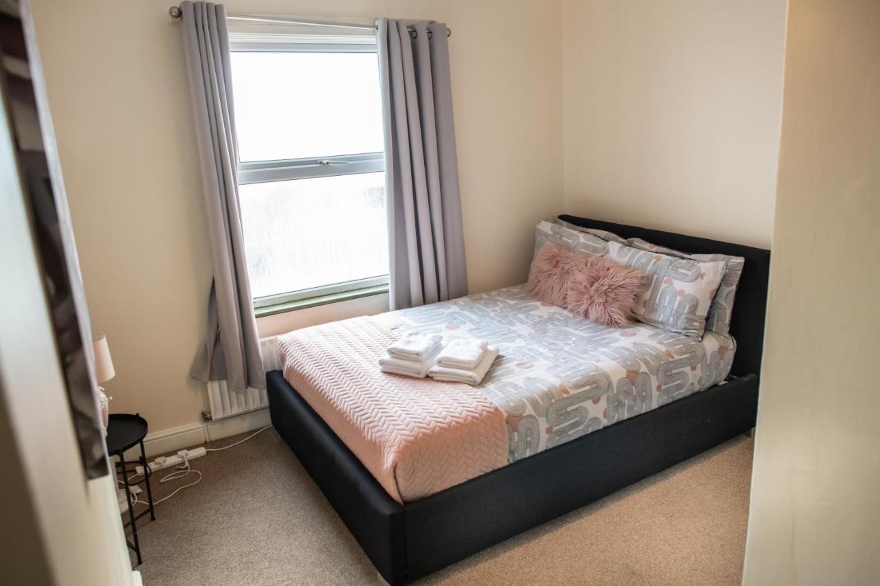 4 Bedroom Flat With High Speed Wi-Fi In North Acton, Ealing, West Londen Buitenkant foto
