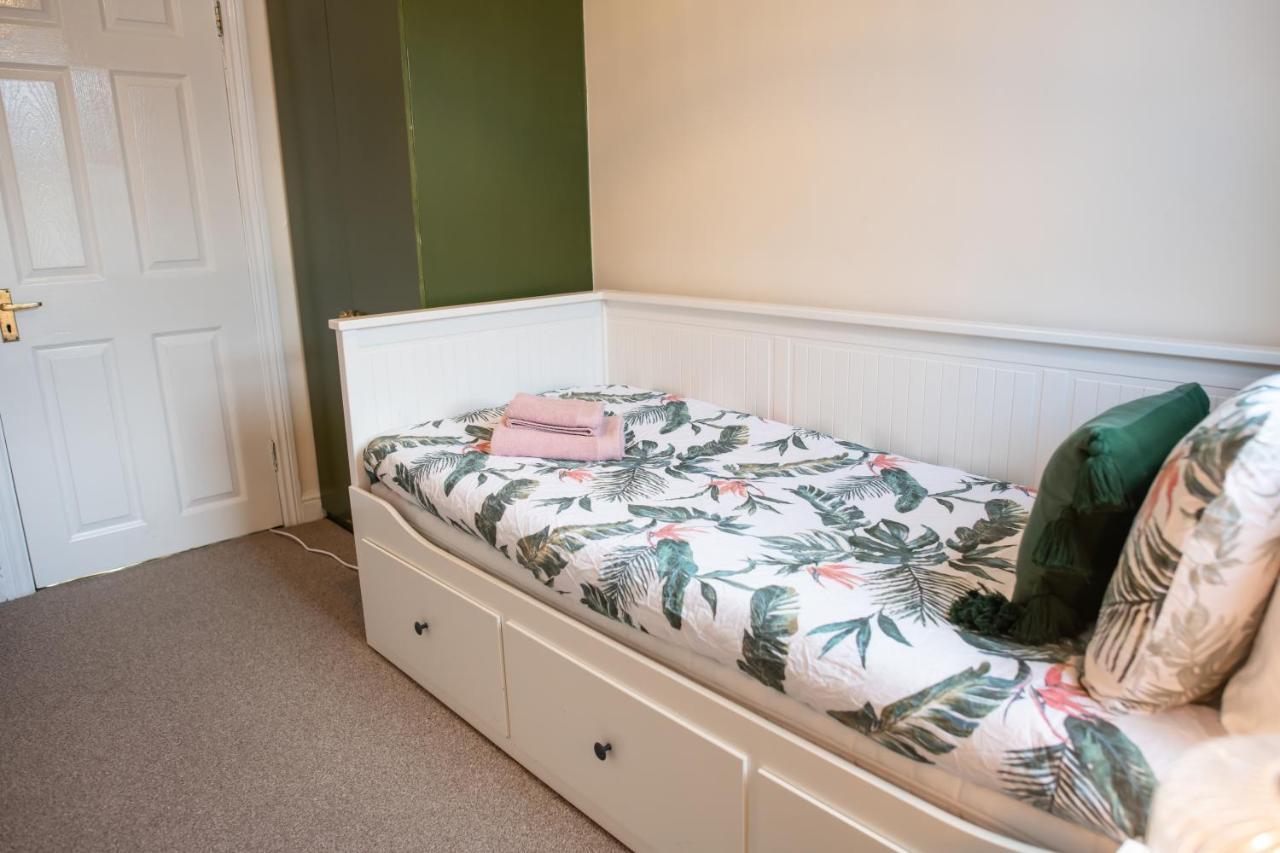 4 Bedroom Flat With High Speed Wi-Fi In North Acton, Ealing, West Londen Buitenkant foto
