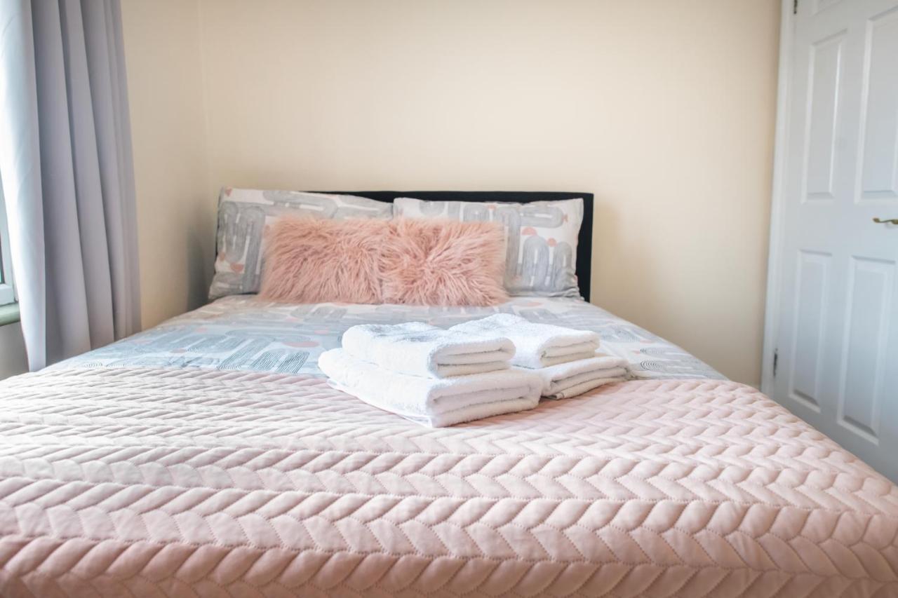 4 Bedroom Flat With High Speed Wi-Fi In North Acton, Ealing, West Londen Buitenkant foto