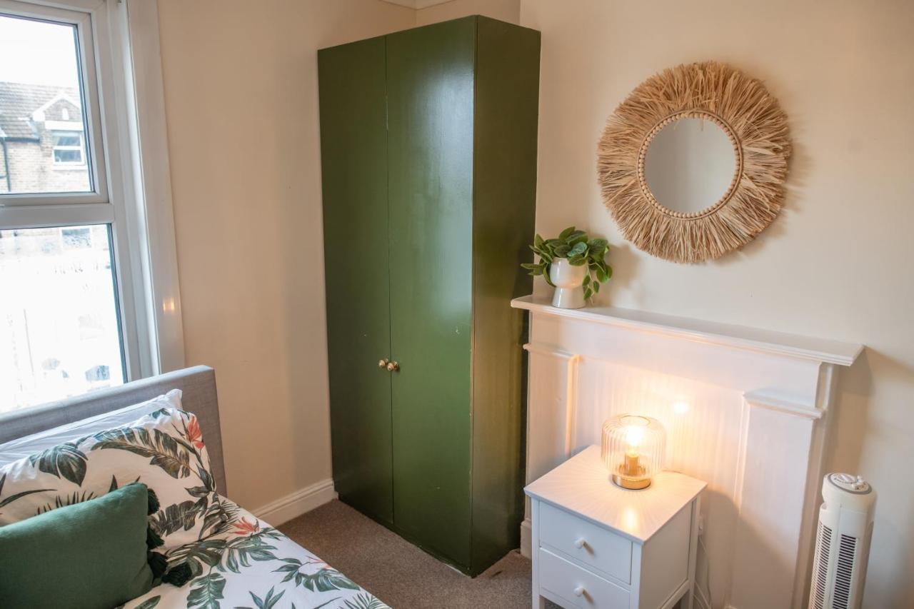 4 Bedroom Flat With High Speed Wi-Fi In North Acton, Ealing, West Londen Buitenkant foto