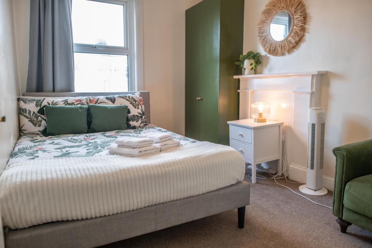 4 Bedroom Flat With High Speed Wi-Fi In North Acton, Ealing, West Londen Buitenkant foto
