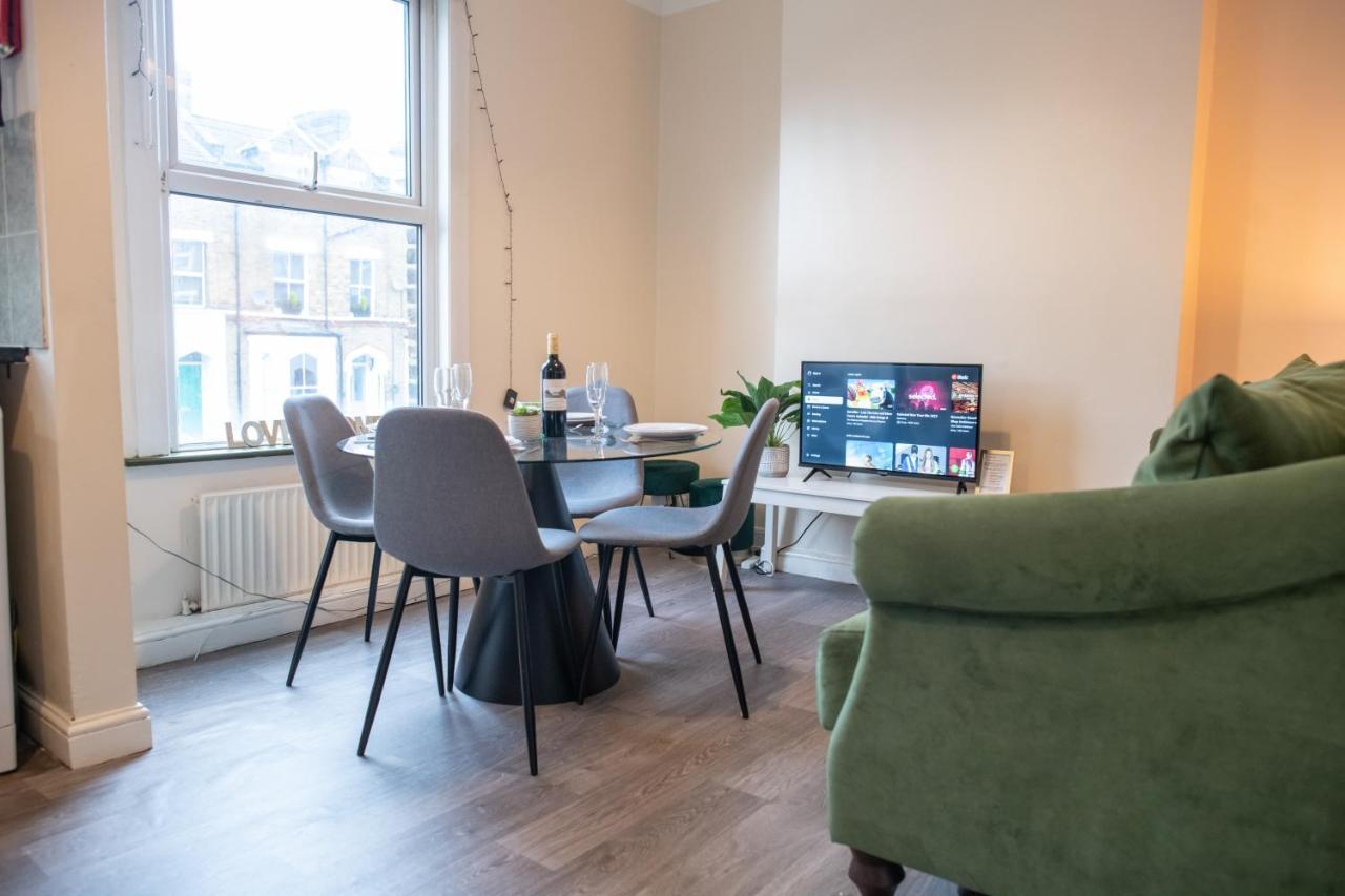4 Bedroom Flat With High Speed Wi-Fi In North Acton, Ealing, West Londen Buitenkant foto