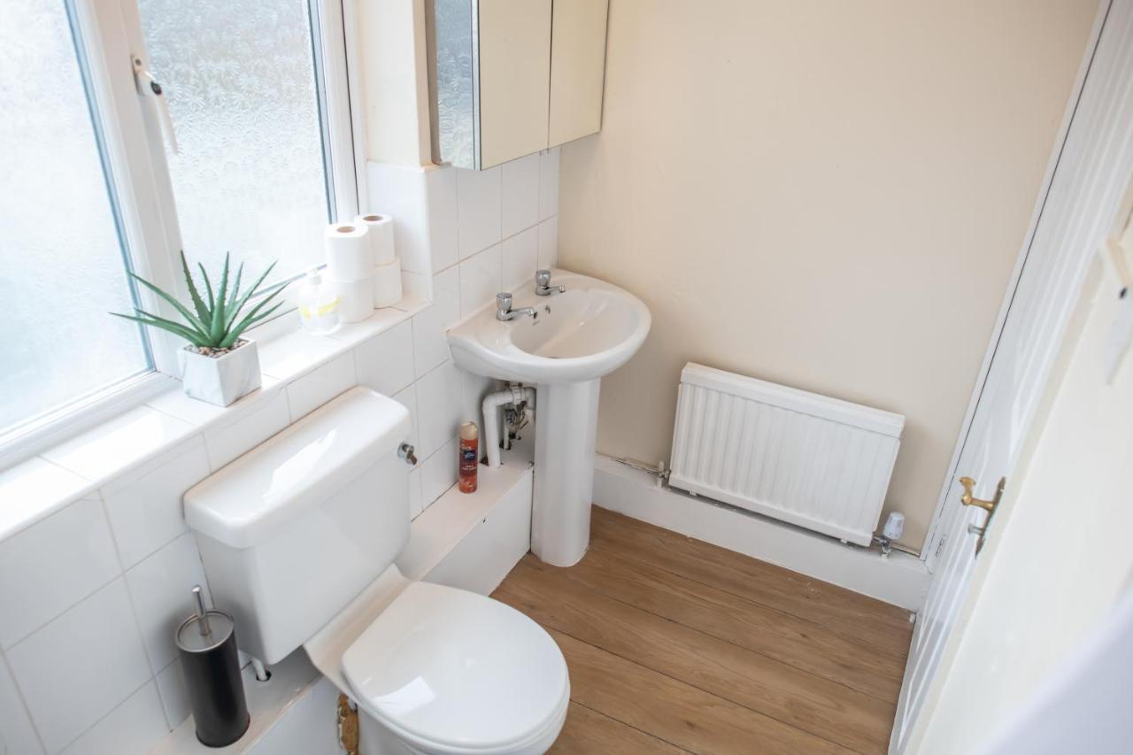 4 Bedroom Flat With High Speed Wi-Fi In North Acton, Ealing, West Londen Buitenkant foto
