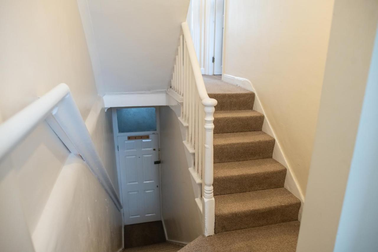 4 Bedroom Flat With High Speed Wi-Fi In North Acton, Ealing, West Londen Buitenkant foto