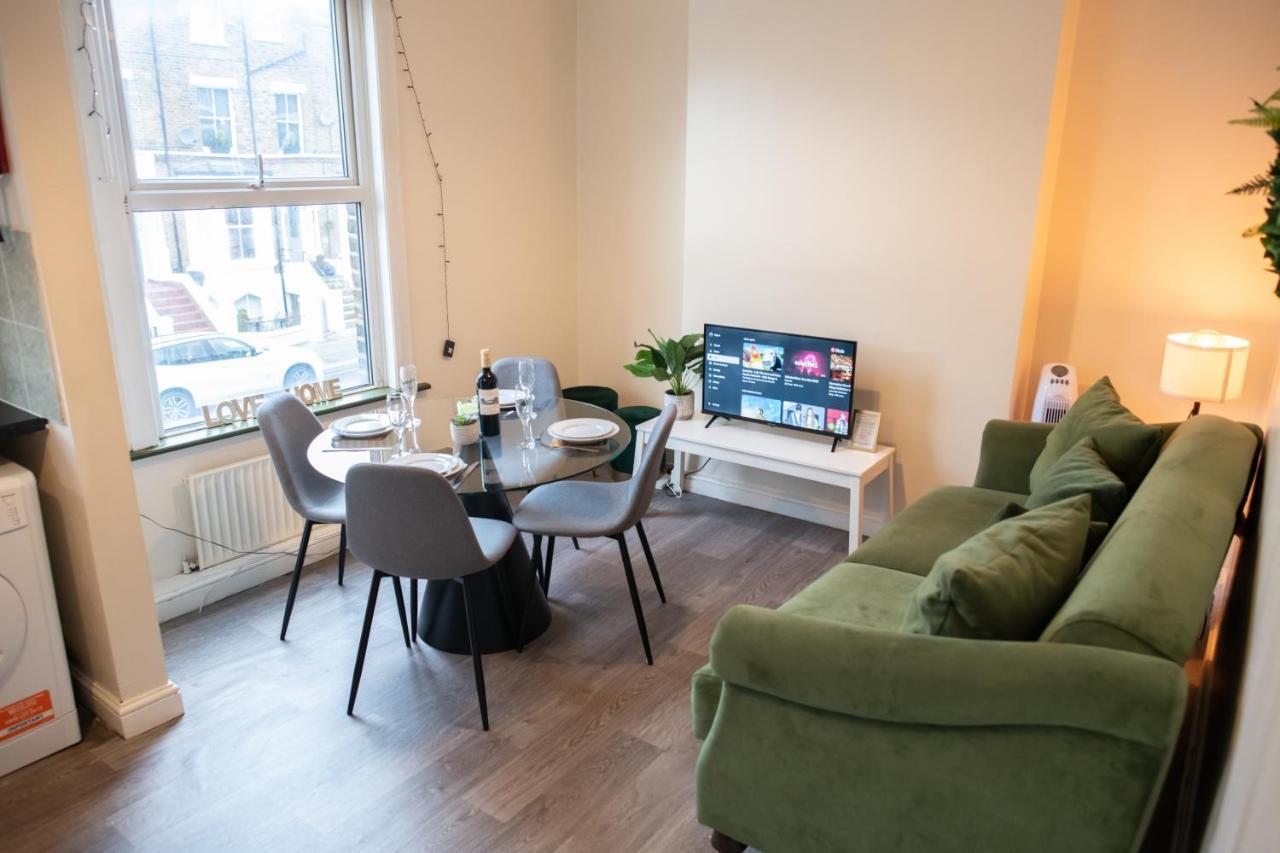 4 Bedroom Flat With High Speed Wi-Fi In North Acton, Ealing, West Londen Buitenkant foto