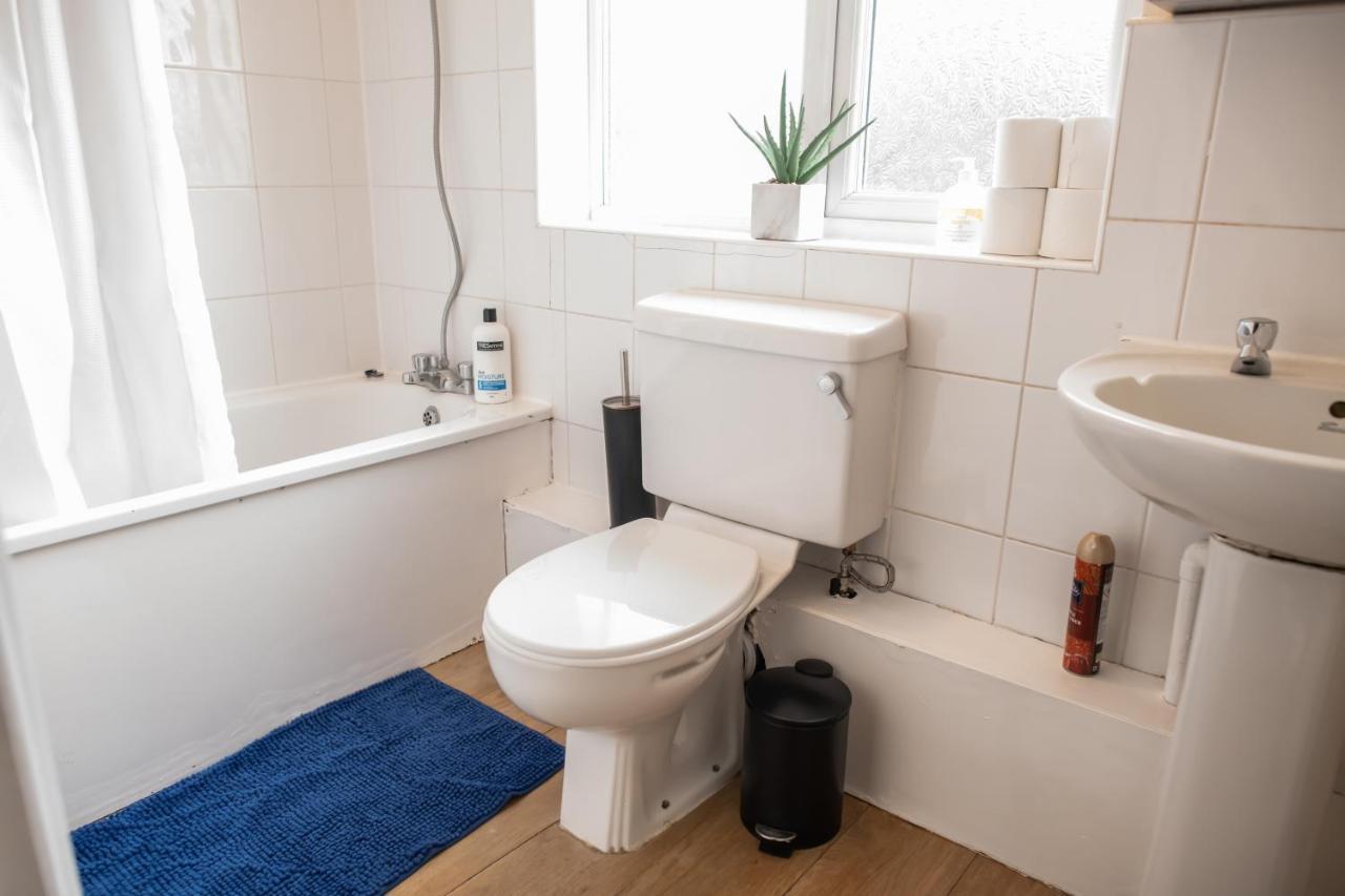 4 Bedroom Flat With High Speed Wi-Fi In North Acton, Ealing, West Londen Buitenkant foto