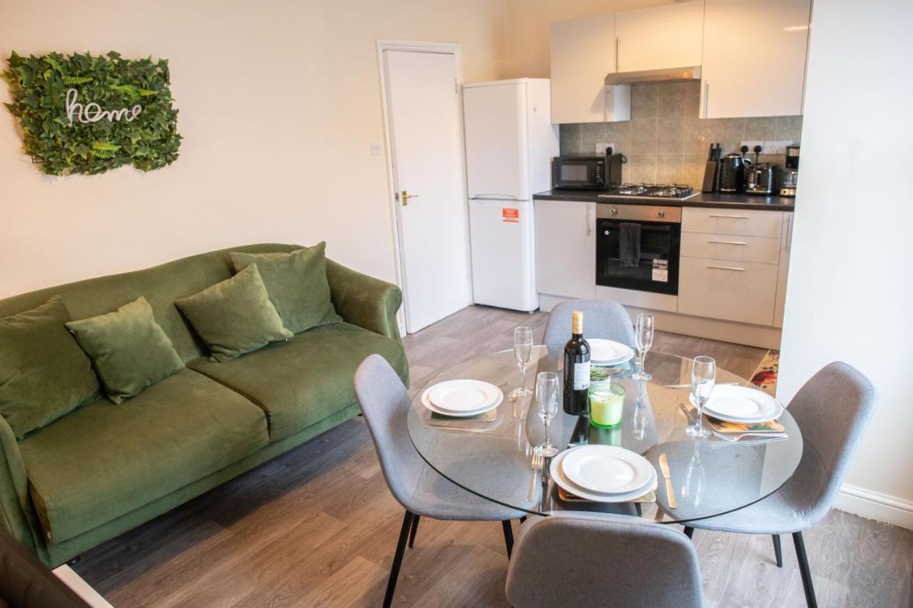 4 Bedroom Flat With High Speed Wi-Fi In North Acton, Ealing, West Londen Buitenkant foto