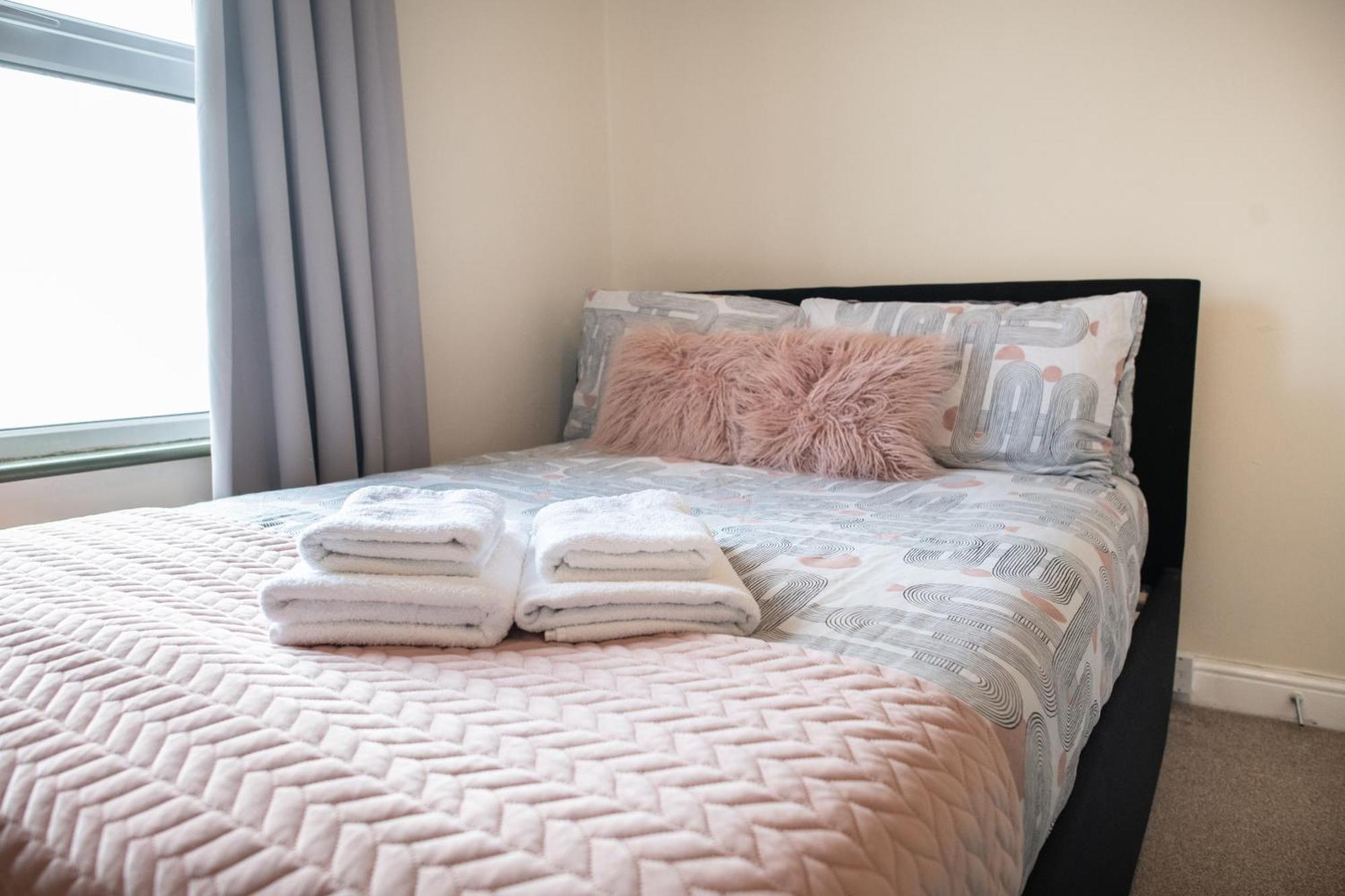 4 Bedroom Flat With High Speed Wi-Fi In North Acton, Ealing, West Londen Buitenkant foto