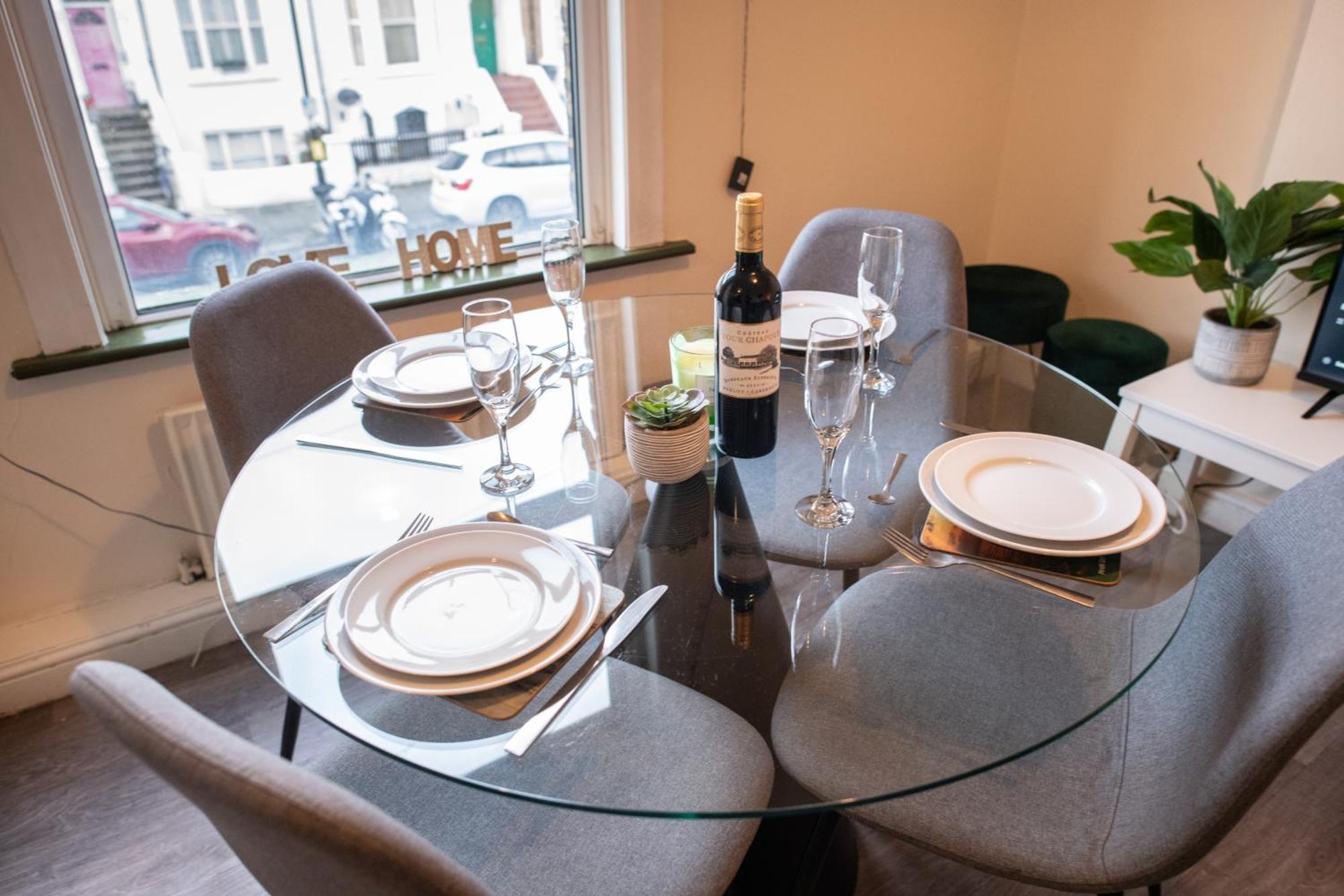 4 Bedroom Flat With High Speed Wi-Fi In North Acton, Ealing, West Londen Buitenkant foto