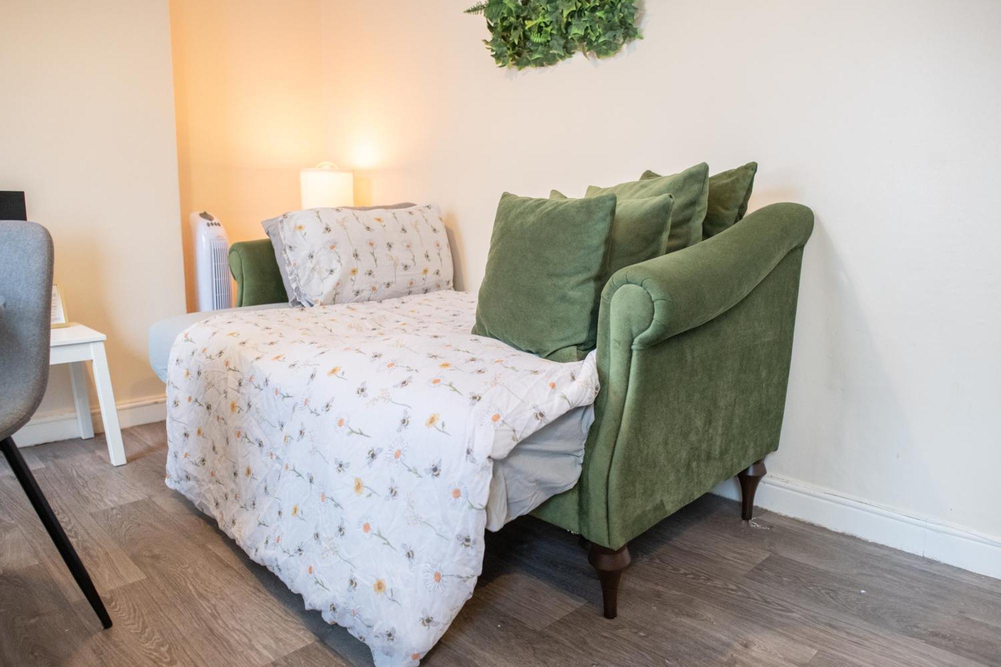 4 Bedroom Flat With High Speed Wi-Fi In North Acton, Ealing, West Londen Buitenkant foto