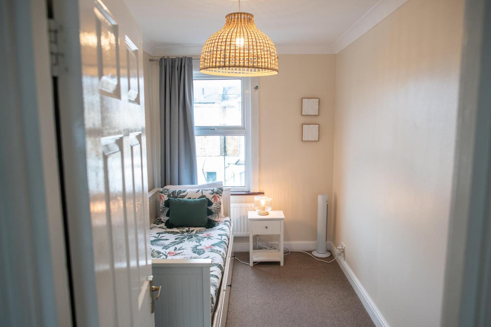 4 Bedroom Flat With High Speed Wi-Fi In North Acton, Ealing, West Londen Buitenkant foto